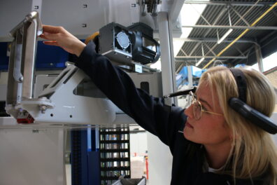 The BEUMER Smart Glasses enable the BEUMER team to assist customers by allowing them to virtually “look over the shoulder” of service personnel.