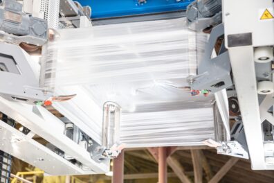 BEUMER stretch hood A can process film with a 30 percent proportion of recycled material, or more, safely and reliably.