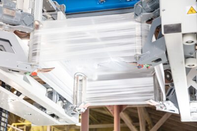 BEUMER stretch hood A can process film with a 30 percent proportion of recycled material, or more, safely and reliably.