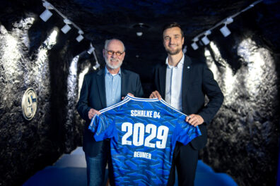 Die BEUMER Group und FC Schalke 04 verkünden neue Hauptpartnerschaft ab der Saison 2026/27; v.l.n.r.: Christoph Beumer, Vorsitzender des Beirats der BEUMER Group, Matthias Tillmann, Vorstandsvorsitzender des FC Schalke 04